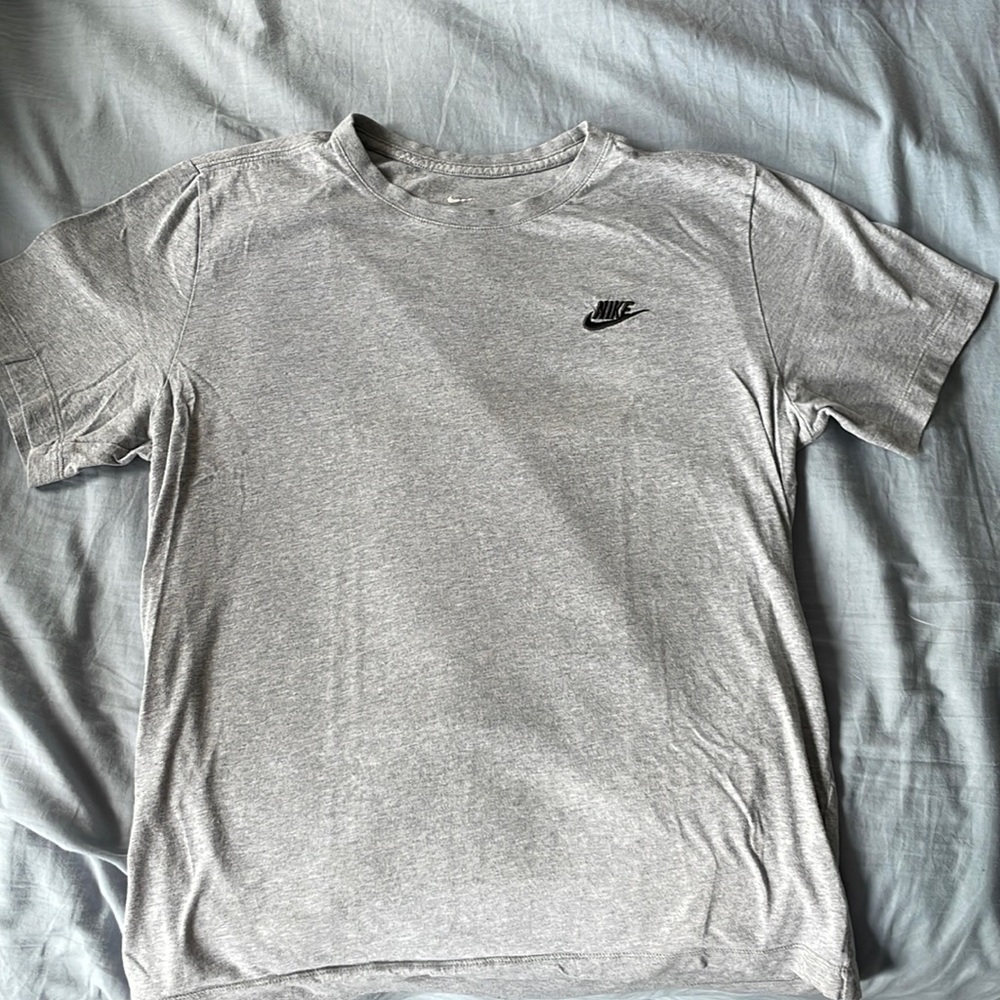 GREY NIKE SHIRT MENS MEDIUM